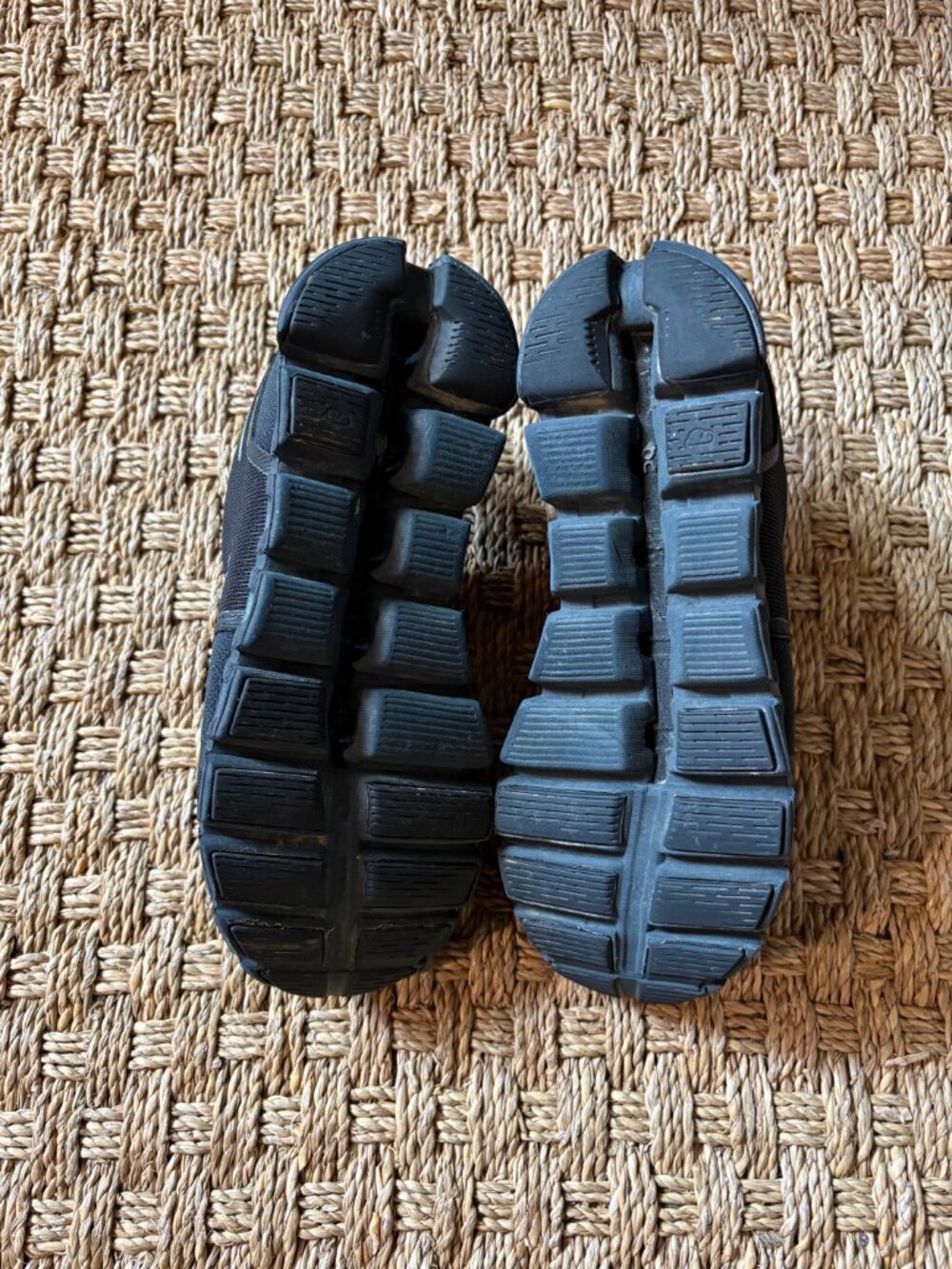 On Women's Cloud 6 WP Sneakers in Black - Picture 11 of 12